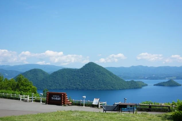 サミット開催地にもなった山頂に立つ高級感のあるホテルの外観。ハイクラスなホテルでの仕事募集。