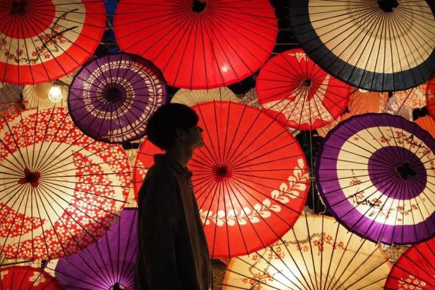 色鮮やかな和傘のライトアップ。仕事の休憩時間や休日は、幻想的な雰囲気の中で写真撮影を楽しめます。