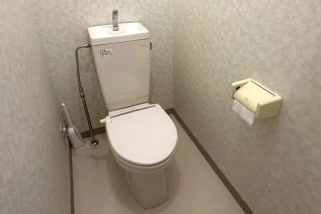 個室内にある、清掃の行き届いた清潔な洋式トイレの画像。プライバシーが守られた完全個室寮ならではの充実した水回り設備。