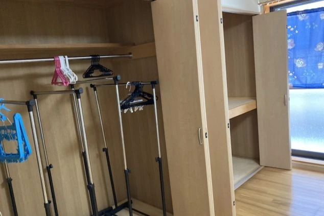 リゾートバイト寮の、広々とした収納スペース。備え付けのクローゼ-ットの他、ハンガーラックもあり、荷物が多くても安心。