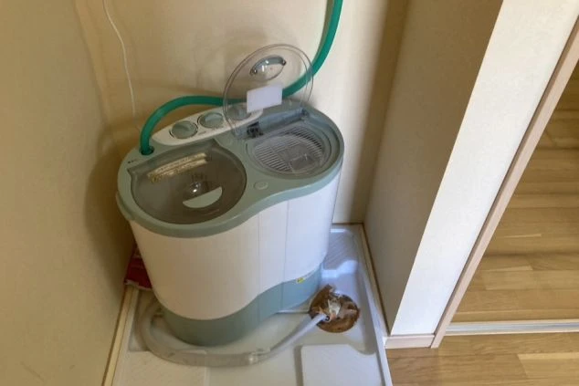 寮内に設置された、コンパクトな二槽式洗濯機。