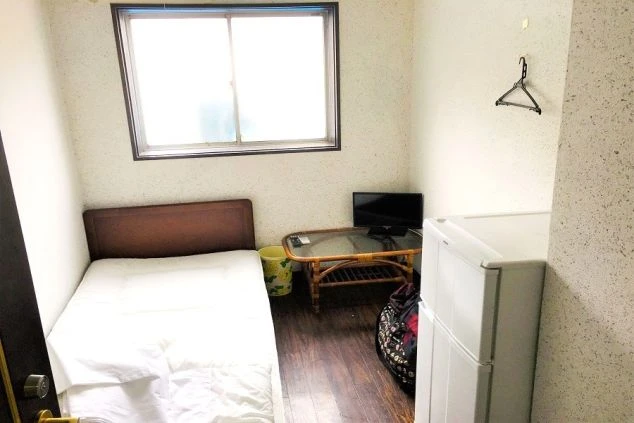 リゾートバイトの個室寮の一例。ベッドやテレビ、冷蔵庫など、生活に必要な最低限の設備が揃っています。