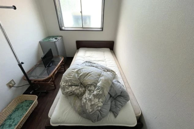 仕事の疲れを癒やす、リゾートバイトのプライベート空間。コンパクトながら、自分だけの時間を過ごせる個室寮です。