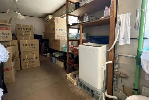 リゾートバイト寮の、共同ランドリースペース。洗濯機が設置されているので、長期滞在でも安心です。