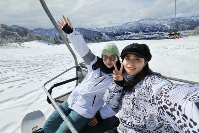 水上高原でのリゾートバイトの告知画像。「温泉無料で入れる アクティビティ割引あり WORK TRIP TO MINAKAMI」という文字と共に、高原で景色を眺める女性が写っている。