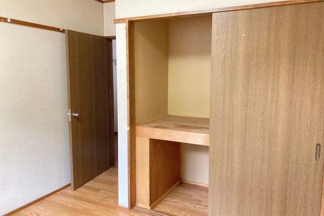 リゾートバイトの社員寮の部屋を表現するイメージ画像。観音開きの扉がついたクローゼット。