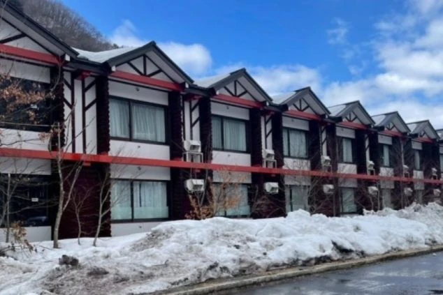 雪景色の中に建つ奥入瀬渓流ホテル。四季の移ろいを間近に感じながら働くリゾートバイト。