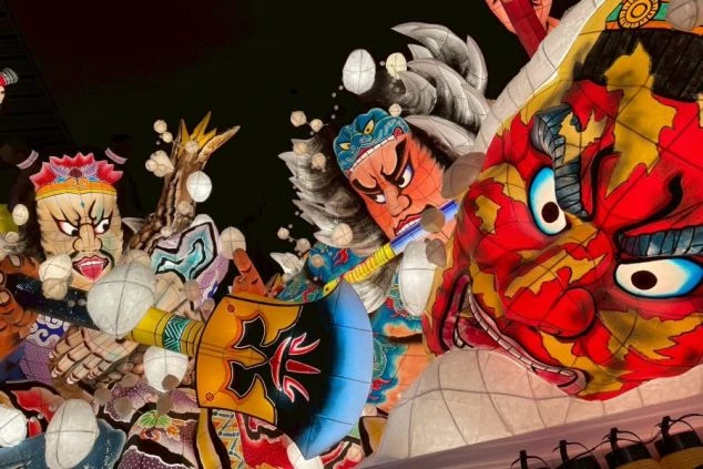 ねぶた祭りの色鮮やかな武者や鬼の巨大なねぶたの画像。