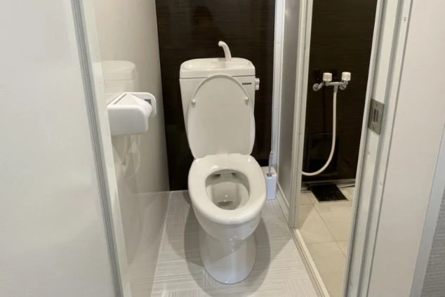 リゾートバイトの完全個室寮のトイレの画像。