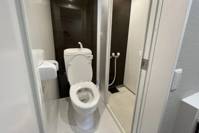 リゾートバイトの完全個室寮のシャワールームの画像。