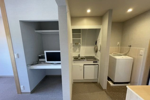 リゾートバイトの完全個室寮のTV・キッチン・洗濯機の画像。