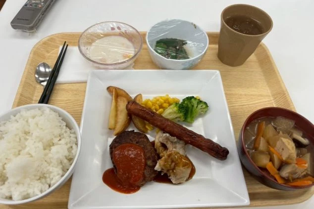 ホテルまたは社員食堂で提供された食事(まかない)のトレイ。