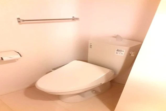 リゾートバイトの新築・築浅寮の個室トイレ。温水洗浄便座が完備された、清潔で快適な空間です。