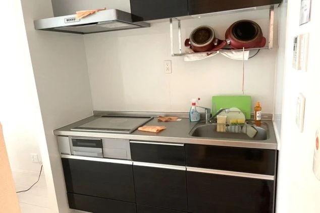 リゾートバイトの新築・築浅寮のキッチン。IHコンロとシンクが備え付けられており、スタイリッシュな空間で自炊ができます。