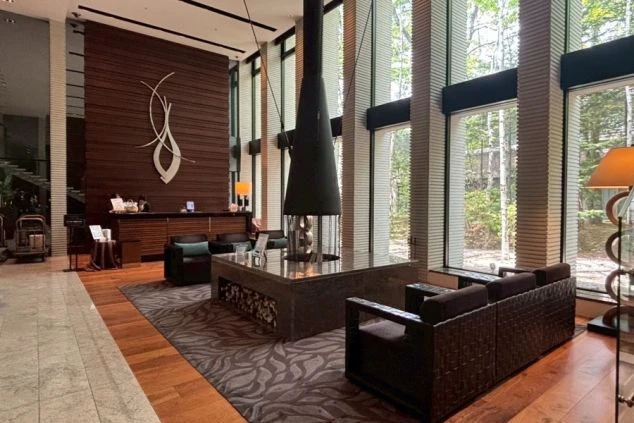 長野県軽井沢のホテルのロビーの画像。