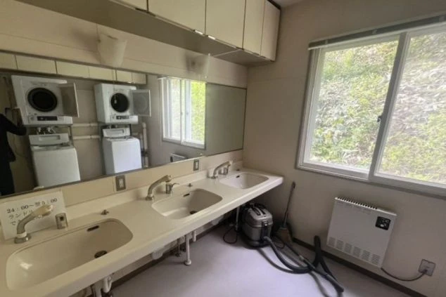 リゾートバイトの寮内の共用洗面台の画像。