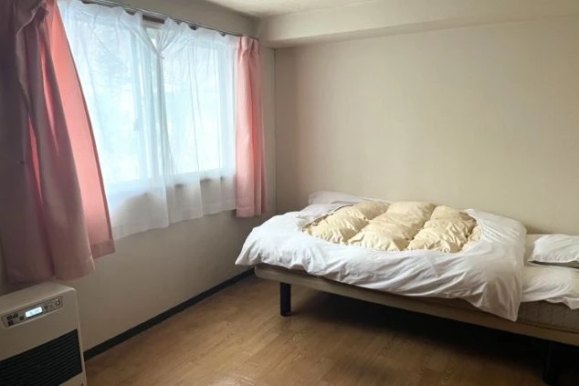 リゾートバイト女子寮の寝室の画像。