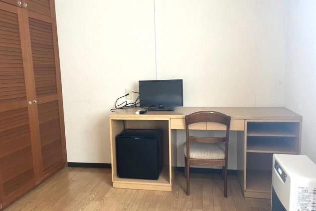リゾートバイト寮の部屋内の画像。