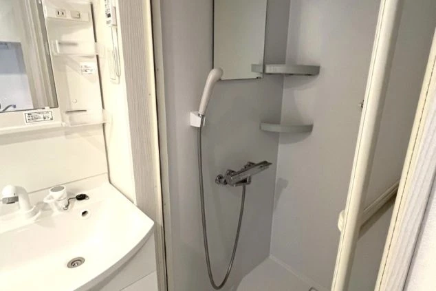 リゾートバイトの個室寮のシャワールームの画像。ユニットバスではなく、洗面台が独立したシャワールーム付きの寮。