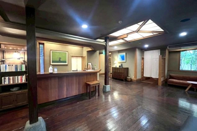 黒川温泉にある温泉旅館の落ち着いたフロント・ロビーの画像。旅館の顔として働くフロント業務のリゾートバイト求人。