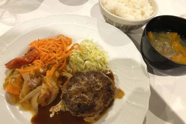 リゾートバイトで提供される賄いの画像。