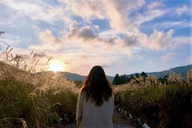 夕焼けの光が差す幻想的な景色。リゾートバイトで働く中で体験できる、心に残る絶景と出会い。