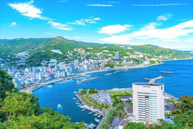 海岸沿いのリゾート地。白い建物が並ぶ街並みと青い海。リゾートバイトの周辺環境