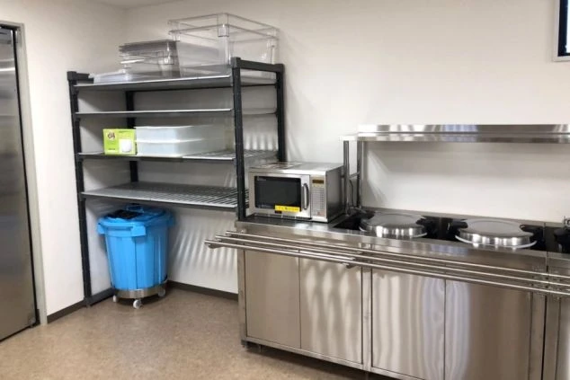 派遣スタッフが利用できる従業員食堂の画像。コンロや電子レンジがあり、生活に便利。