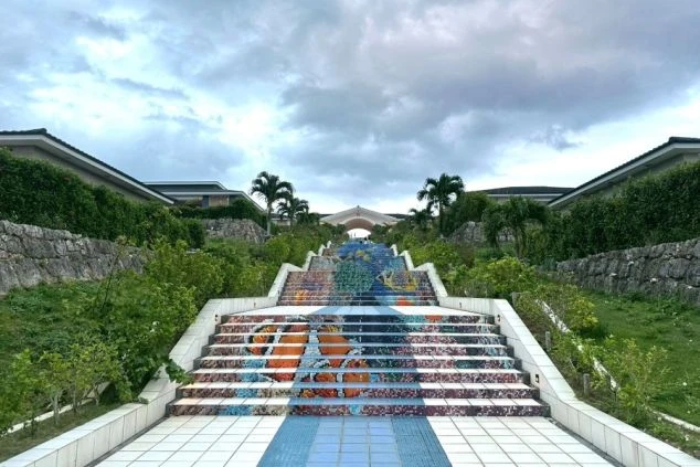 ホテルの中央にある、魚のモチーフが美しいモザイクタイルで彩られた階段。