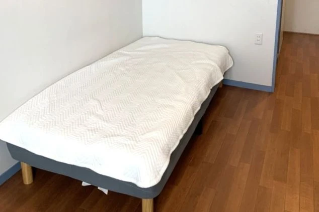 リゾートバイトの寮に完備された個室。フローリングの床にベッドが備え付けられ、快適な一人暮らしが可能。