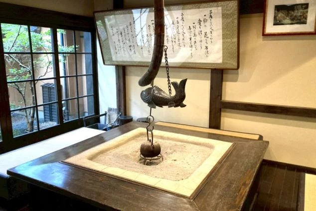 熊本・黒川温泉の情緒あふれる囲炉裏があるロビーの画像。歴史ある高級旅館で働くリゾートバイトは、落ち着いた環境を求める方に人気。