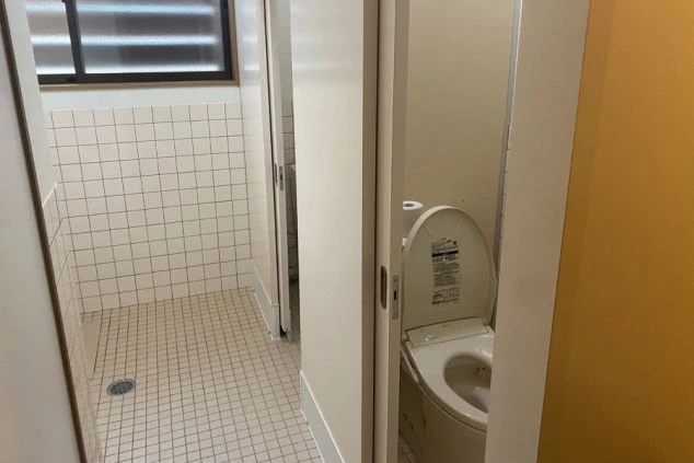 リゾートバイトの男子寮の、トイレ。それぞれ独立した個室になっており、プライバシーが守られています。