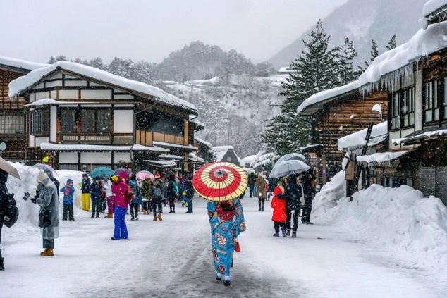 合掌造り風の屋根が特徴的な、風情ある岐阜県白川郷エリアの温泉旅館の玄関アプローチの画像。