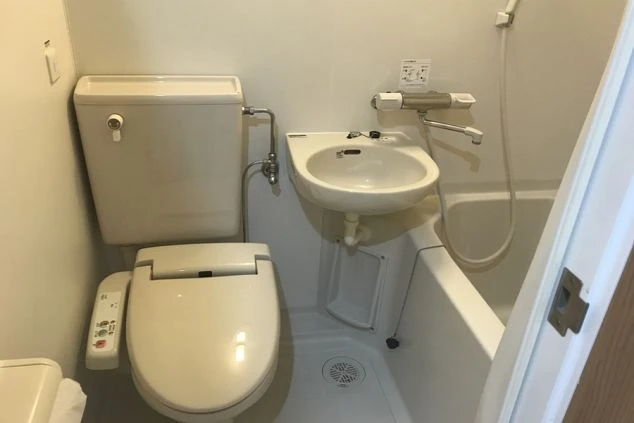 寮のユニットバス。浴槽、洗面台、温水洗浄便座付きのトイレがコンパクトに一体化した浴室。