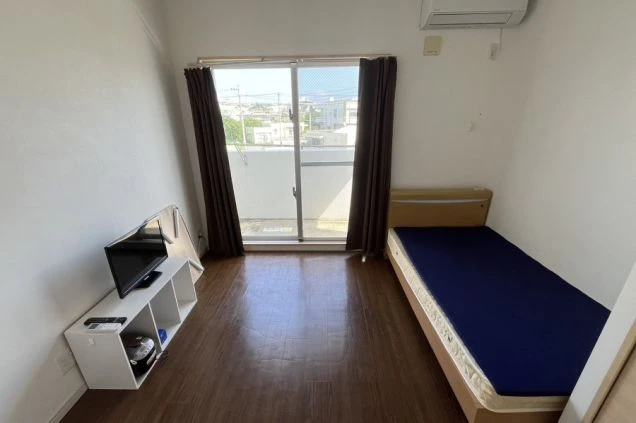 窓から明るい光が差し込む、広々とした個室。プライベートな時間を確保でき、自分らしく生活できます。