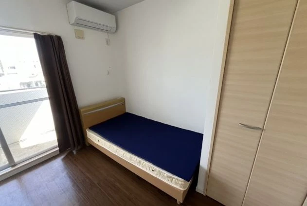 シンプルで清潔感のある寮の個室。仕事に集中しつつ、オフの時間も快適に過ごせます。