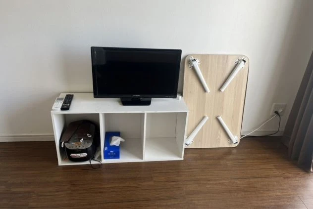 部屋に備え付けのテレビとテーブル。リラックスタイムを充実させられる設備が整っています。