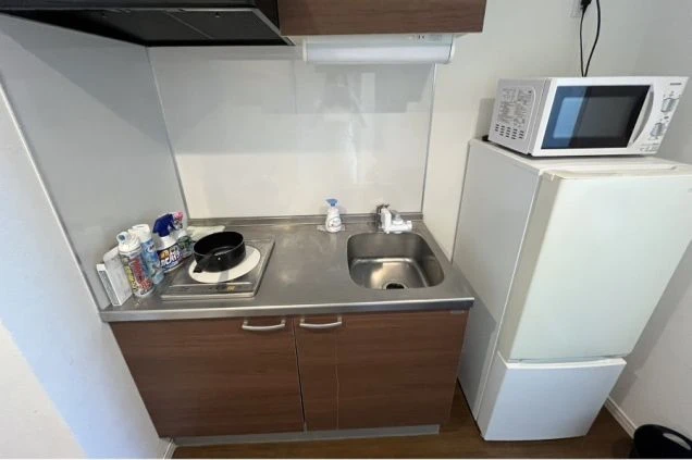 寮内に備え付けられたコンパクトなキッチン。簡単な自炊もできるので、食費を抑えたい方におすすめです。