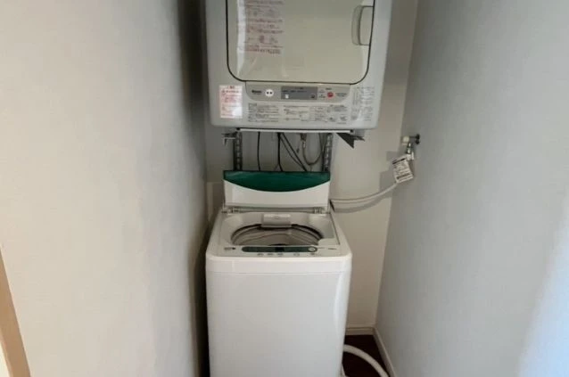 寮内に設置された洗濯機と乾燥機。いつでも好きな時に気軽に洗濯ができます。