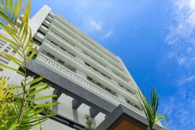 青空に映える、白く清潔感のあるホテル外観。リゾート地での生活を満喫しながら働きたい方にぴったりの職場です。