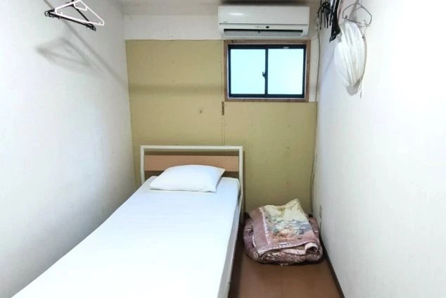 リゾートバイトの個室寮の部屋の画像。