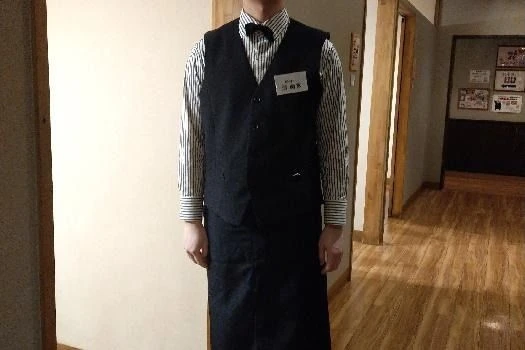 旅館やホテルでの配膳スタッフの制服。シャツと蝶ネクタイで、清潔感と品の良さをアピール。