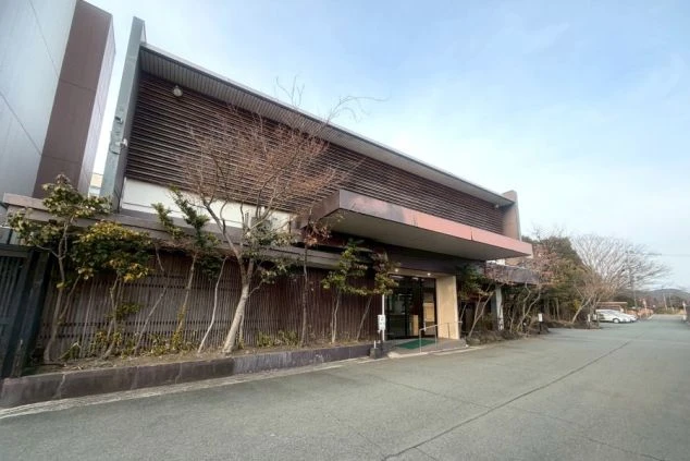 浴衣姿の女性4人が焼肉や和食料理を囲んでビールで乾杯している賑やかな夕食風景。リゾートバイトのバイキングの様子。