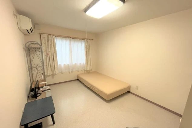 リゾートバイト生活の拠点となる個室寮。ベッドやエアコンなど、快適な暮らしに必要な設備が揃っています。