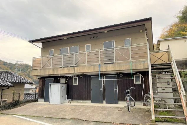 リゾートバイト寮のシャワールーム。お部屋には、汗をさっと流せる、清潔なシャワーが完備されています。