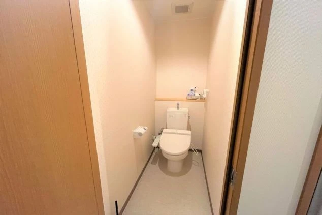 寮のトイレは、シャワーとは別の独立した個室タイプ。嬉しいウォシュレット付きで、快適に使用できます。