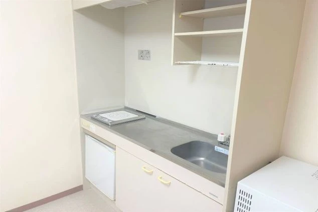 寮の個室には、IHコンロ付きのミニキッチンがあります。簡単な自炊ができるので、食費を節約したい方におすすめです。