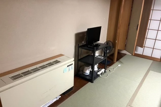 リゾートバイト寮の生活設備。テレビやケトル、暖房完備で、季節を問わず快適に過ごせる個室環境。