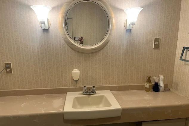 リゾートバイト個室寮の洗面所。大きな鏡と照明があり、毎日の身支度もスムーズに行える清潔な設備。