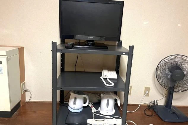 リゾートバイト個室寮の家電。テレビやケトルが備え付けられ、すぐに生活が始められる充実の設備。